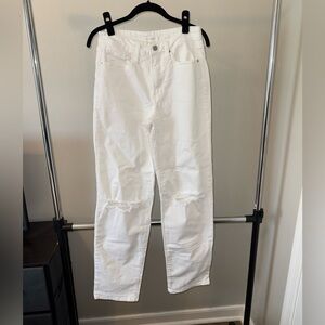 NWOT Women’s White Ripped Straight Leg Jeans